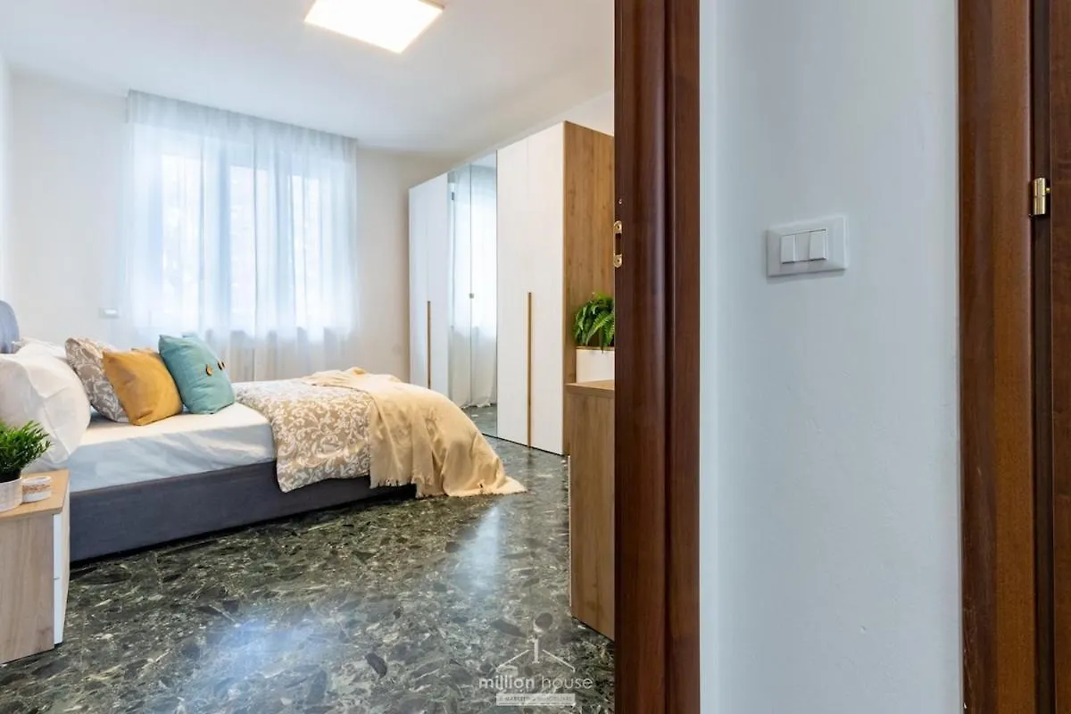 New 4-Bed 2-Bath Apartment Near Duomo And San Siro Milan 0*,  Italie
